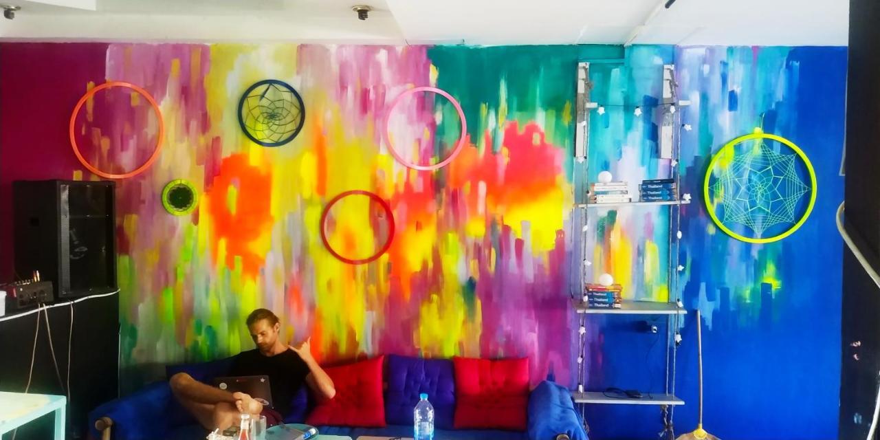 Above & Beyond Hostel 반 타이 외부 사진
